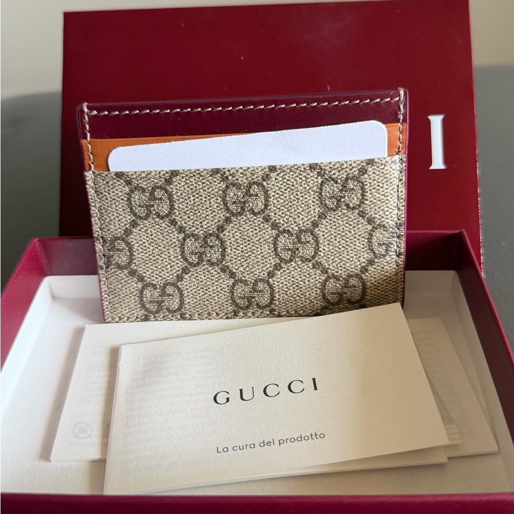 Gucci Beige GG Supreme Card Case with White Dog Motif and Burgundy Trim - Picture 3 of 7
